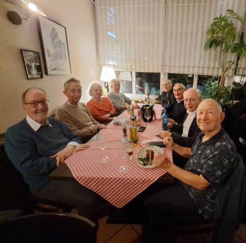 Gruppenbild mit Dame